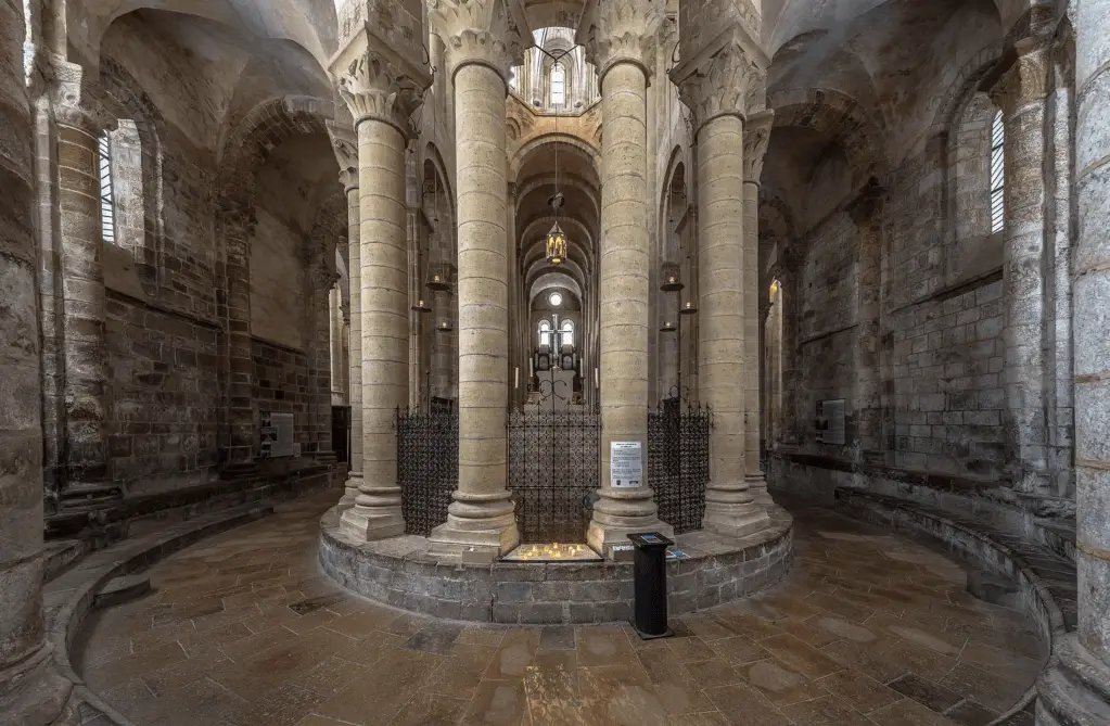 Chœur liturgique et déambulatoire de l’abbatiale de Conques vus depuis une chapelle