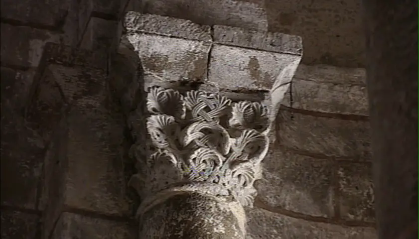 Chapiteau archaïsant à motifs végétaux de la chapelle Saint-Pierre