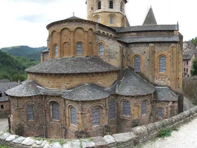 Chevet de l’abbatiale Sainte-Foy de Conques au-delà du transept