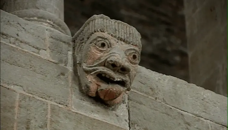 Masque de diable sculpté du côté nord de la nef de Conques