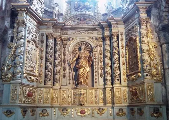 Retable du XVIe siècle dans la chapelle Saint-Pierre de l’abbatiale de Conques