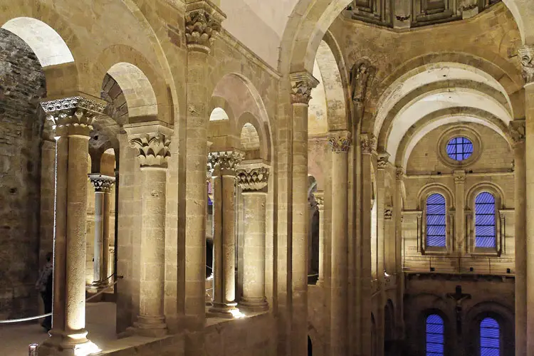 Étage des tribunes au-dessus des bas-côtés de l’abbatiale de Conques