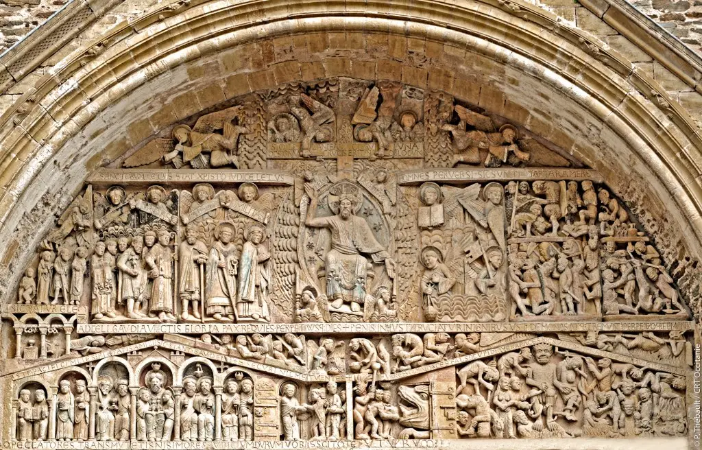 Tympan du Jugement dernier à l’entrée principale de l’abbatiale de Conques