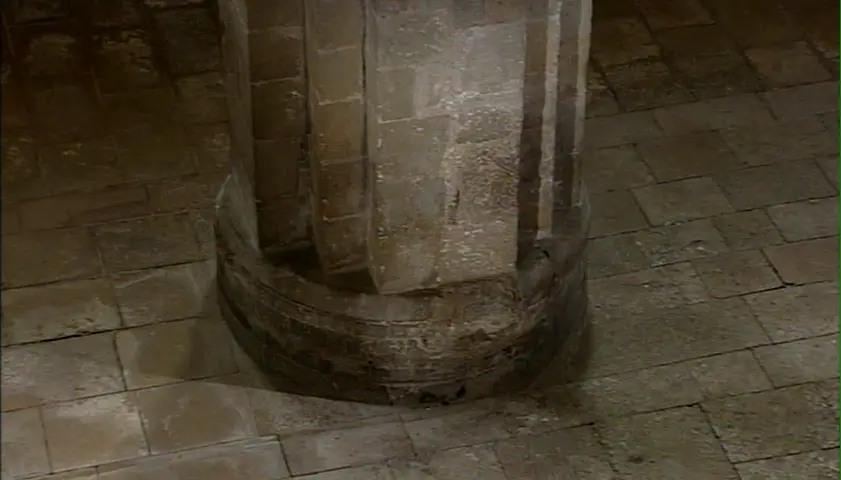 Détail d’un pilier orthogonal de la nef de l’abbatiale de Conques