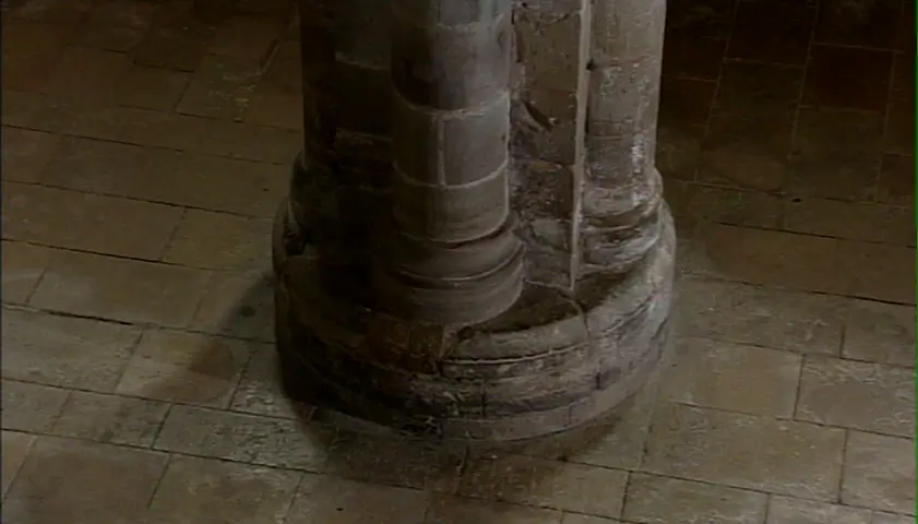 Détail d’un pilier composé de demi-colonnes dans la nef de Conques