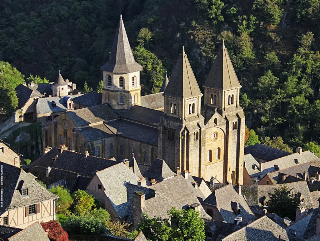 Vue extérieure de l’abbatiale Sainte-Foy de Conques en automne