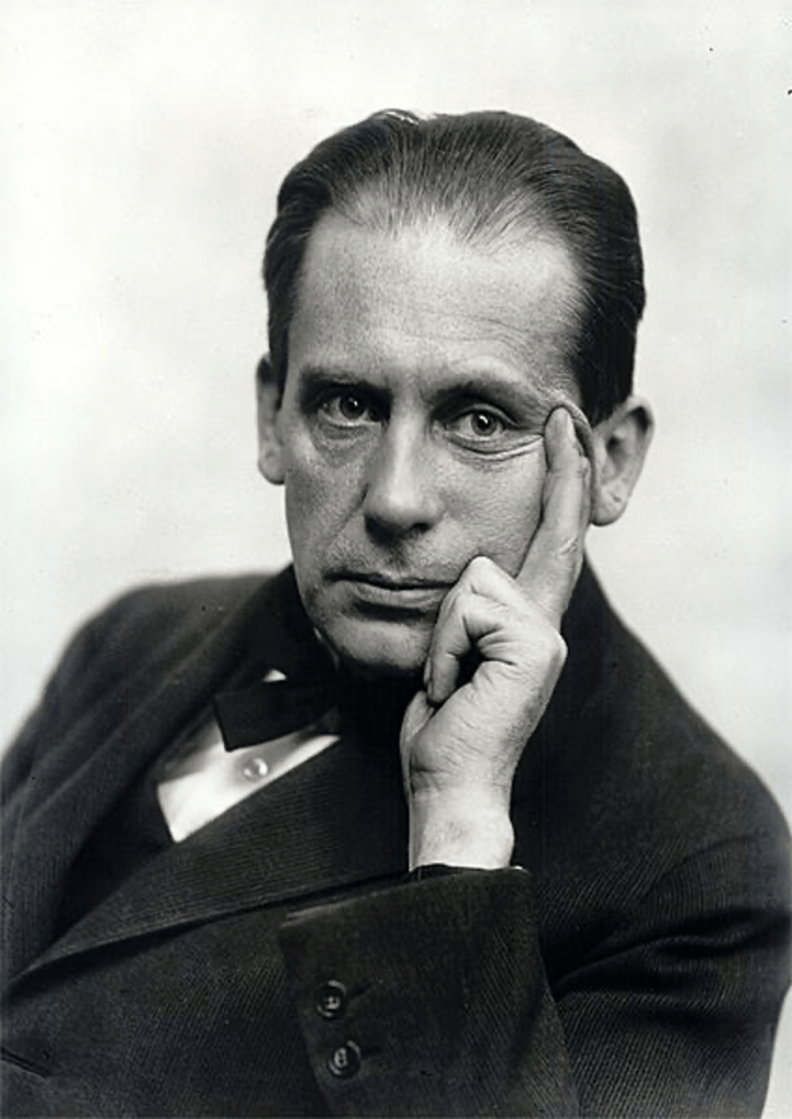 Portrait de Walter Gropius, fondateur du Bauhaus