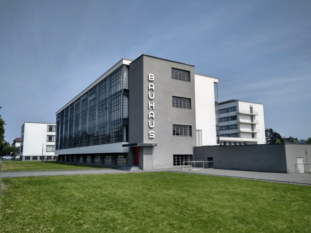Bâtiment du Bauhaus à Dessau et sa façade-rideau vitrée, conçu par Walter Gropius
