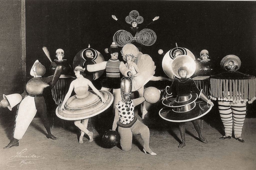 Ballet aux costumes géométriques d’Oskar Schlemmer au Bauhaus en 1927