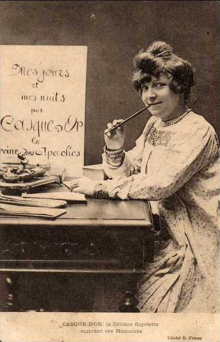 Carte postale représentant Casque d’Or écrivant ses mémoires