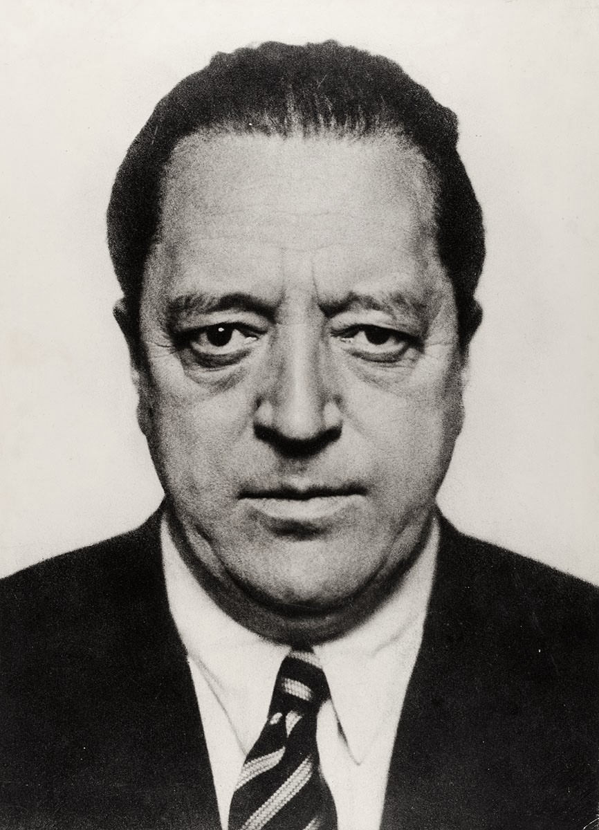 Portrait photographique de Ludwig Mies van der Rohe en 1934