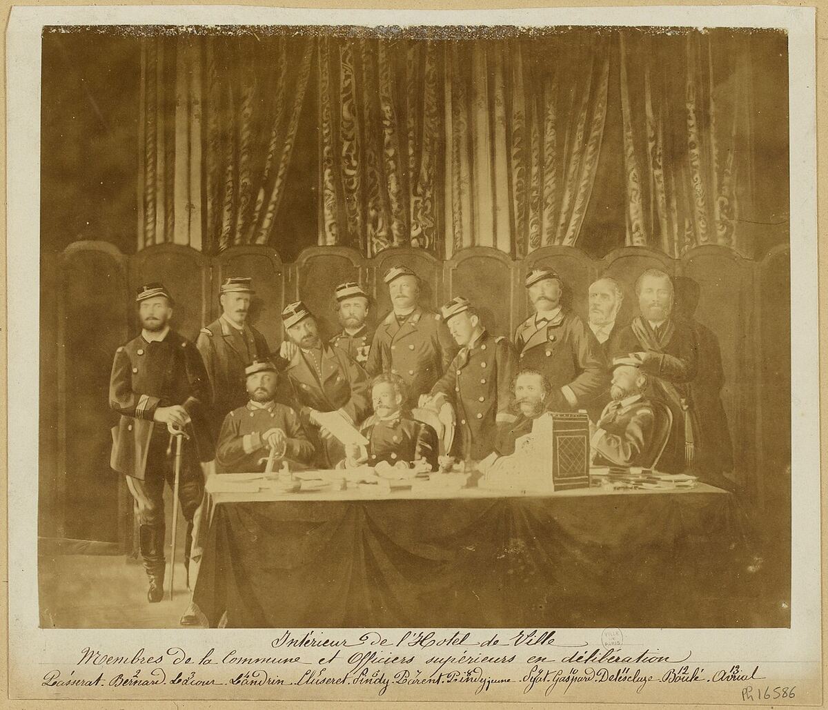 Membres de la Commune et officiers réunis à l’Hôtel de Ville de Paris