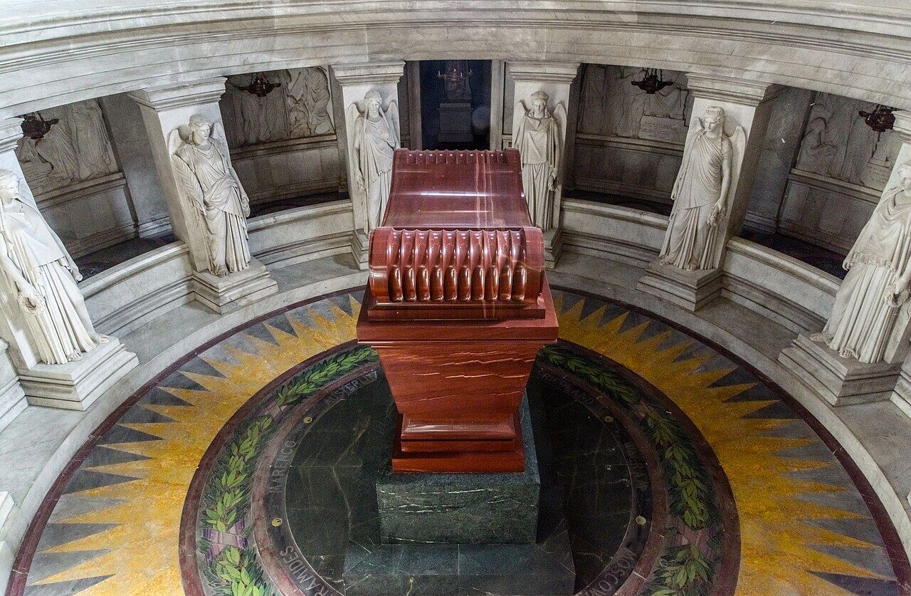 Sarcophage rouge de Napoléon au centre de la crypte des Invalides