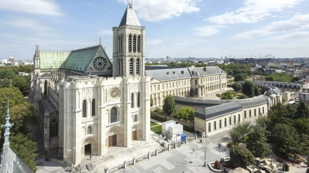 Basilique Saint-Denis vue depuis le beffroi de l’hôtel de ville