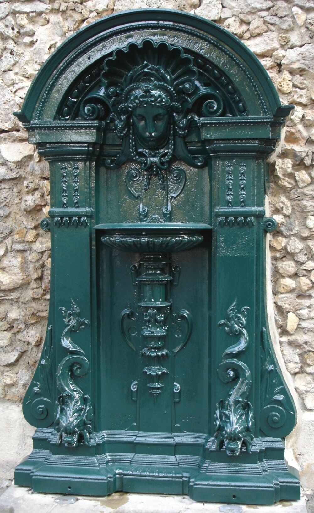 Petit modèle de fontaine Wallace installé en applique contre un mur