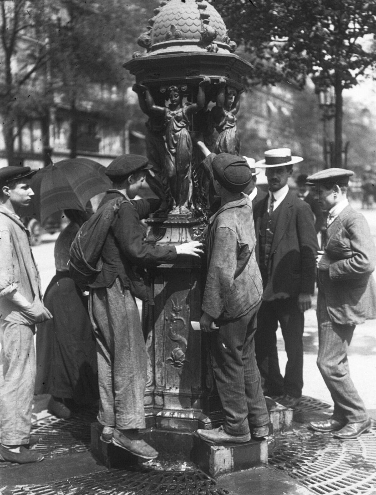 Parisiens réunis autour d’une fontaine Wallace en 1911