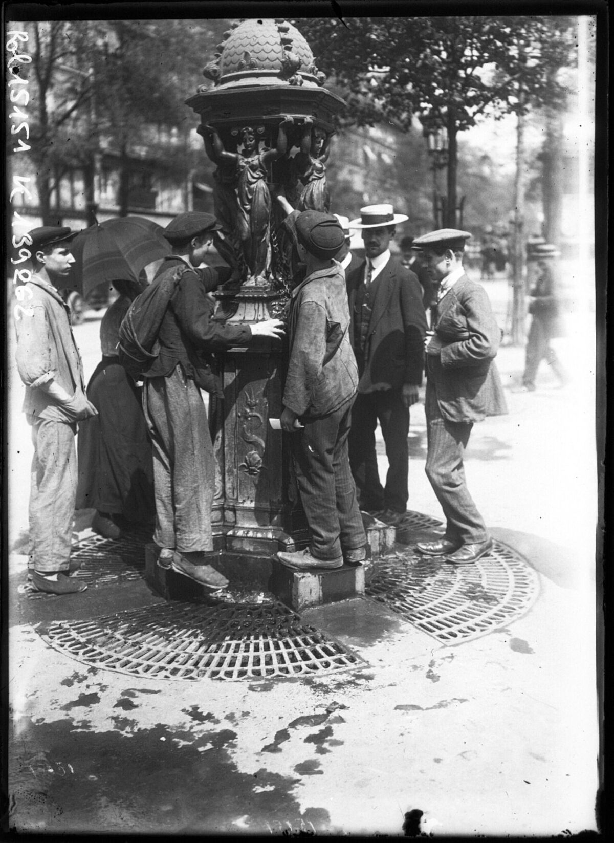 Parisiens se désaltérant autour d’une fontaine Wallace en 1911