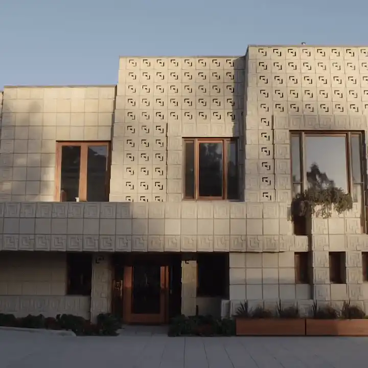 Vue extérieure de l’Ennis House sur les hauteurs de Los Angeles