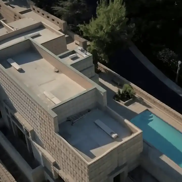Façade en blocs de béton à motifs de l’Ennis House