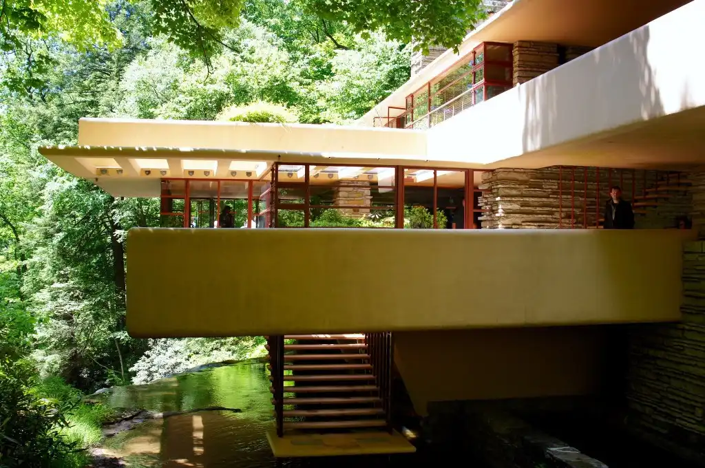 Escalier menant à la rivière