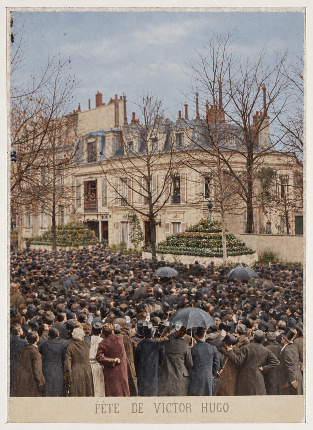 Victor Hugo acclamé à sa fenêtre avenue d’Eylau le 27 février 1881