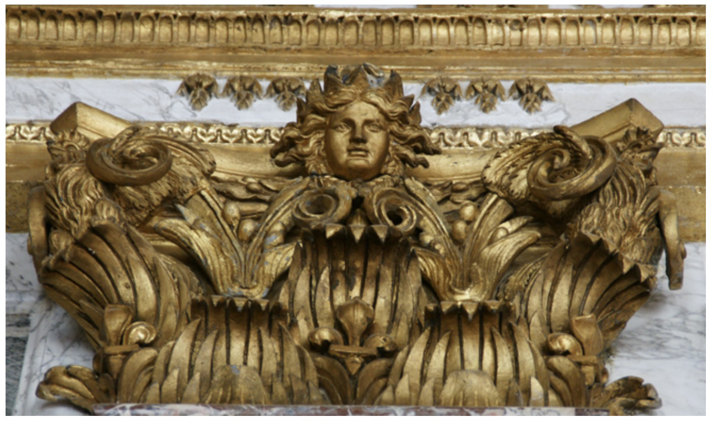 Chapiteau de l’ordre français sur un pilastre de la galerie des Glaces