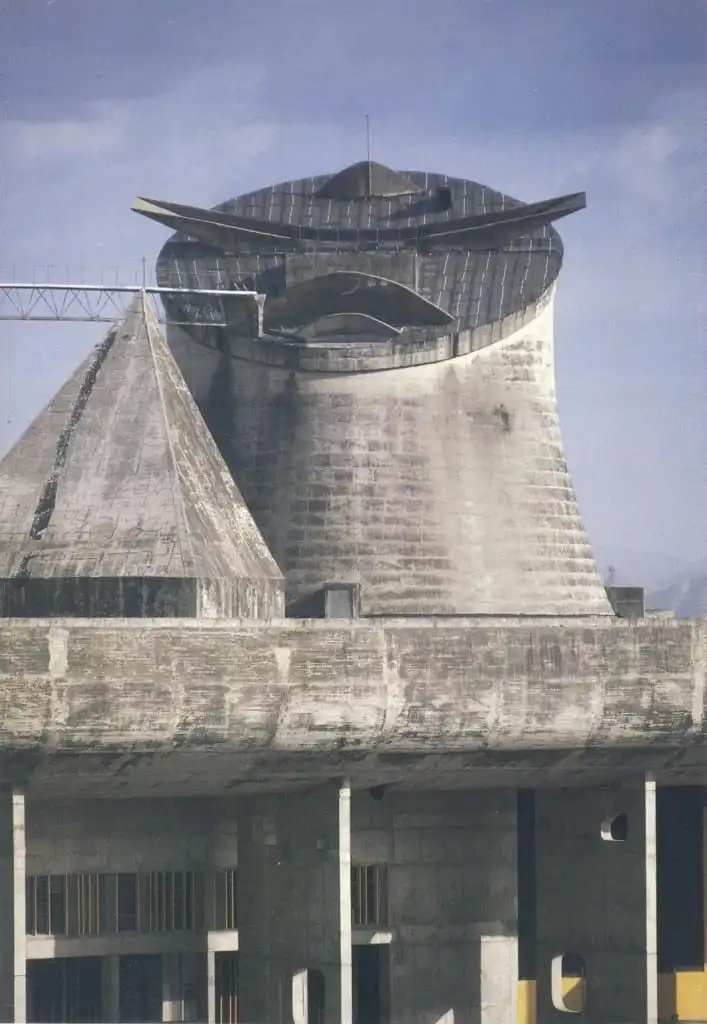 Façade du Palais de l’Assemblée de Chandigarh conçu par Le Corbusier