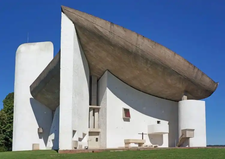 Chapelle Notre-Dame-du-Haut à Ronchamp conçue par Le Corbusier