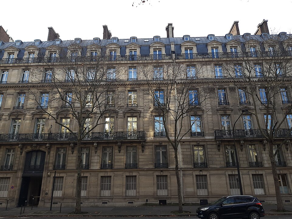 Façades en pierre de taille du boulevard Haussmann avec balcons filants et combles mansardés
