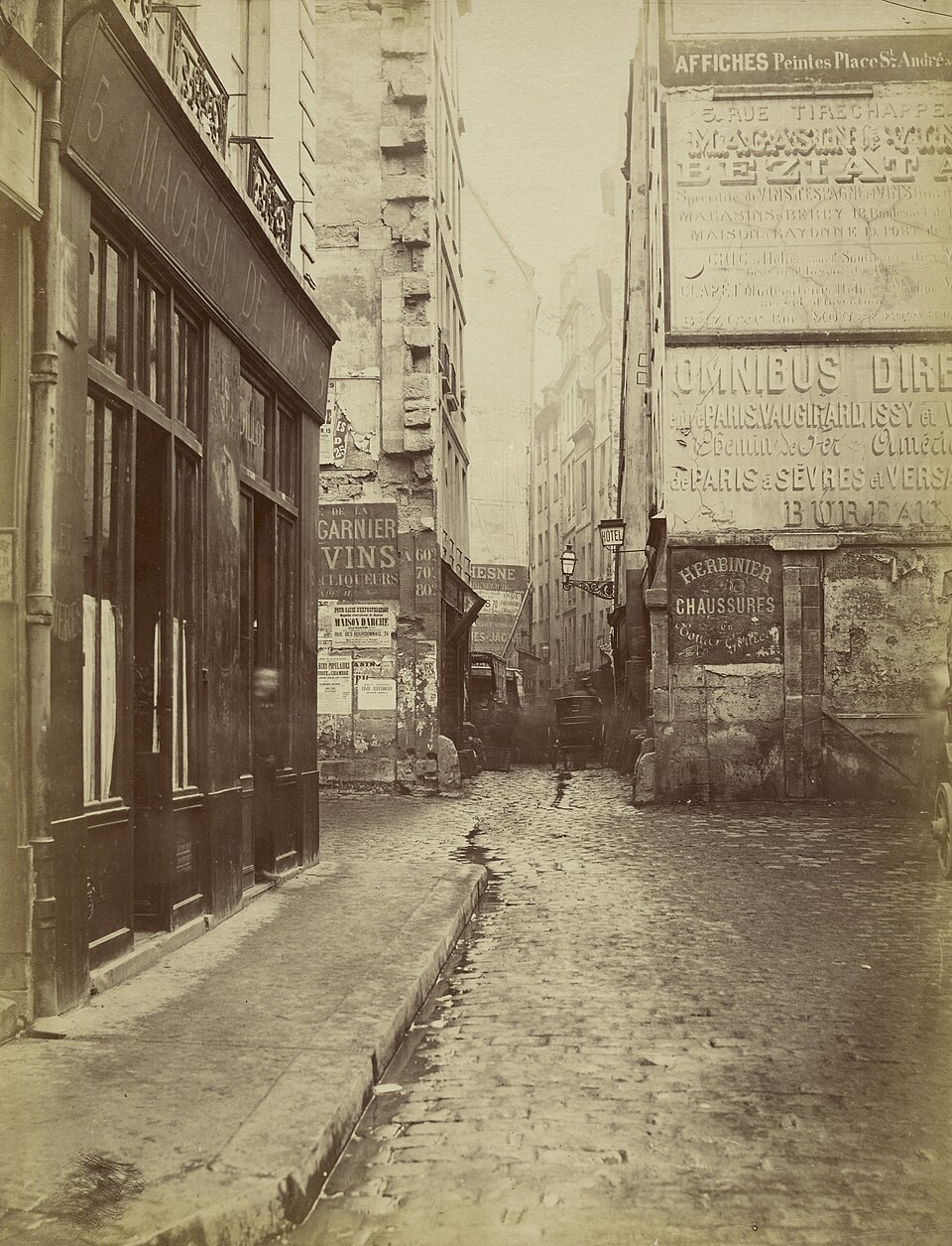 Rue Tirechappe photographiée par Charles Marville avant sa disparition dans les transformations de Paris