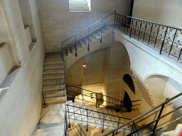 Escalier aux volées suspendues dans les sous-sols du château de Pierrefonds