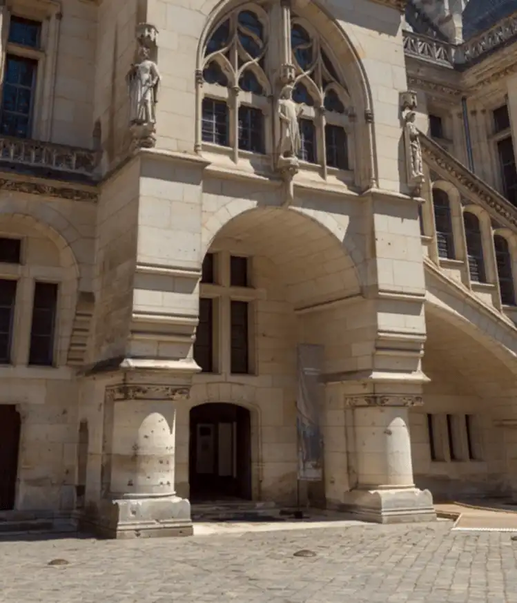 Colonnes courtes et massives de la cour d’honneur du château de Pierrefonds