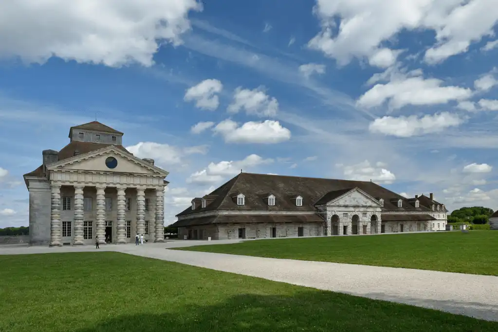 Vue intérieure du demi-cercle de la saline royale d’Arc-et-Senans