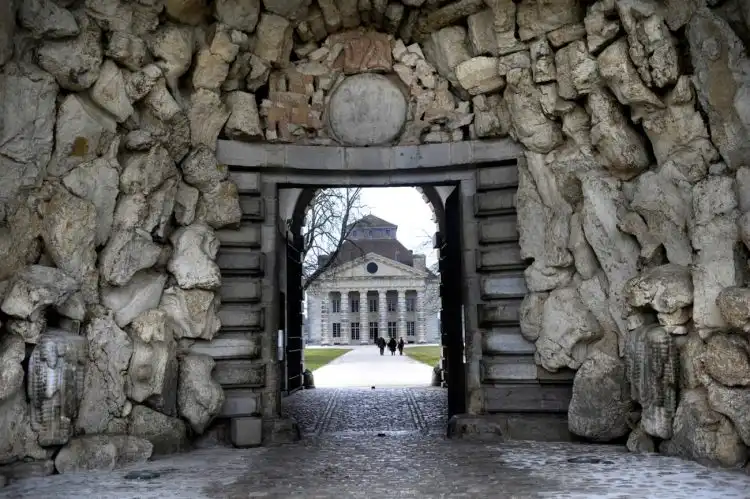Grotte artificielle derrière les colonnes de l’entrée de la saline