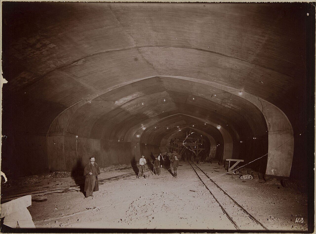 Ouvrage de raccordement souterrain pendant la construction du métro parisien
