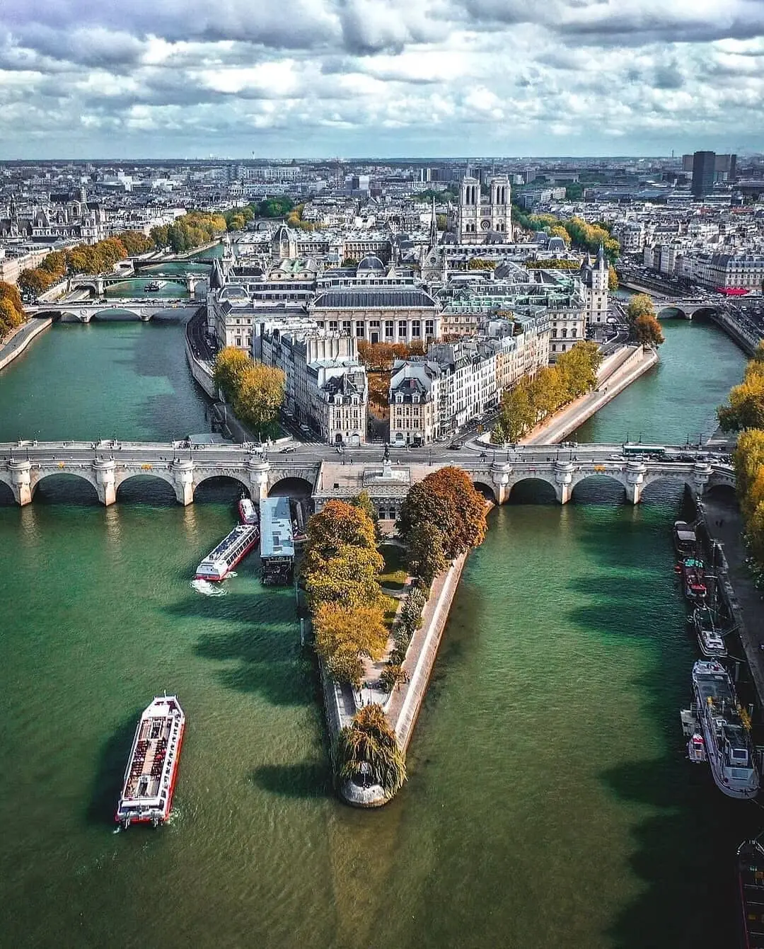 Île de la Cité, berceau de Paris entre Seine, Notre-Dame et palais de justice