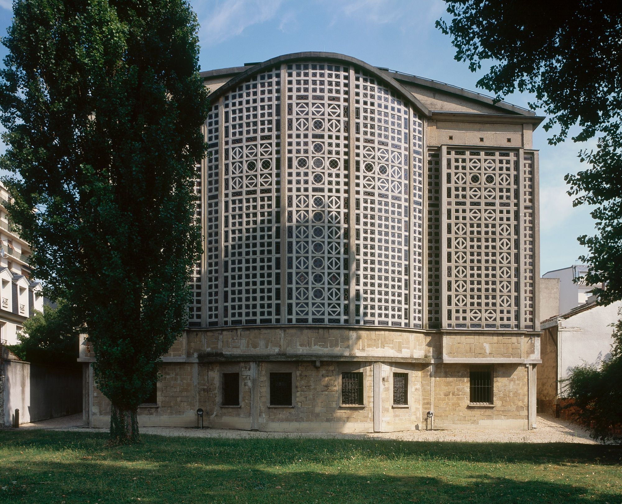 Intérieur de Notre-Dame du Raincy avec la lumière colorée des vitraux