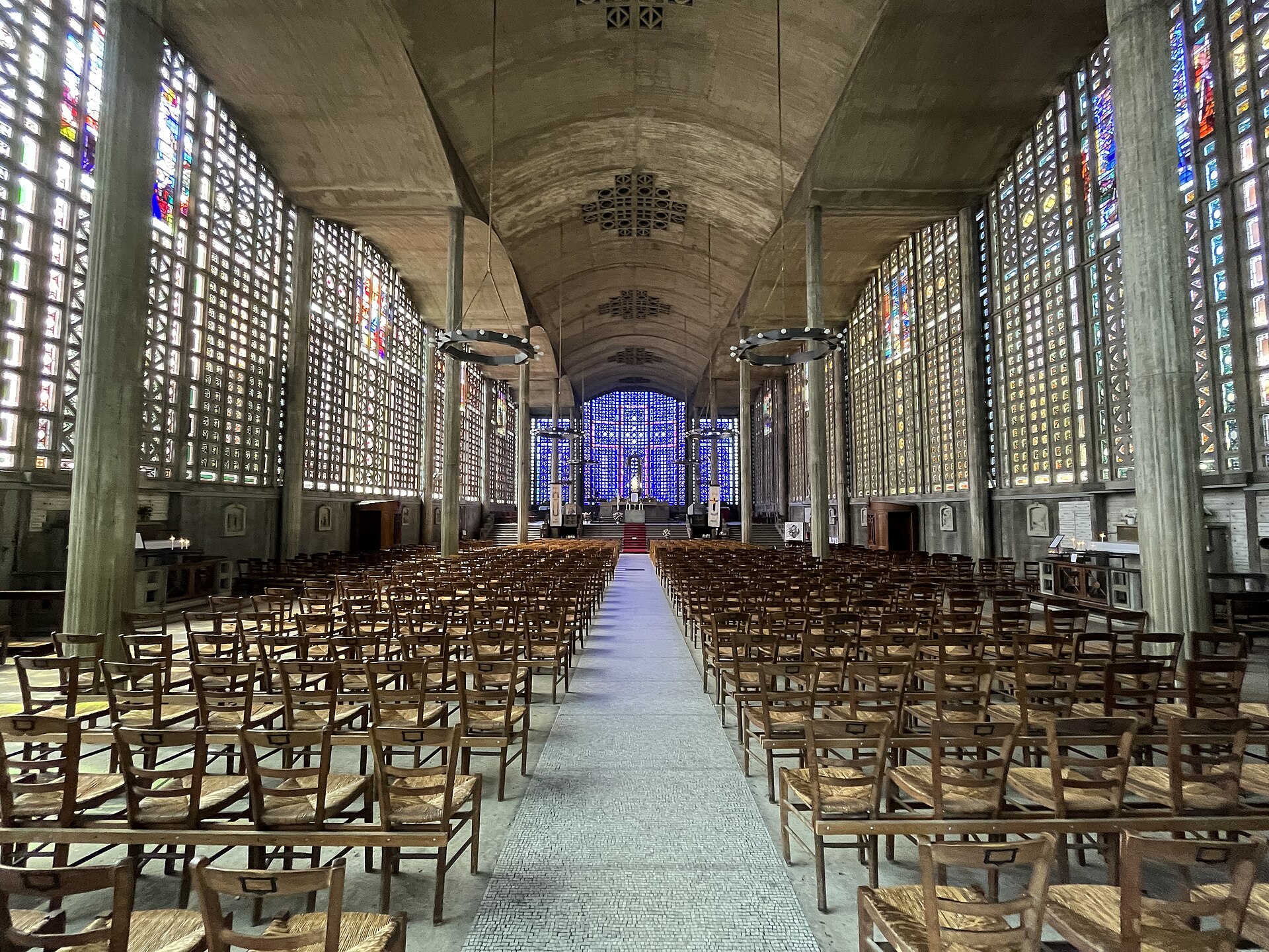 Intérieur lumineux de Notre-Dame du Raincy
