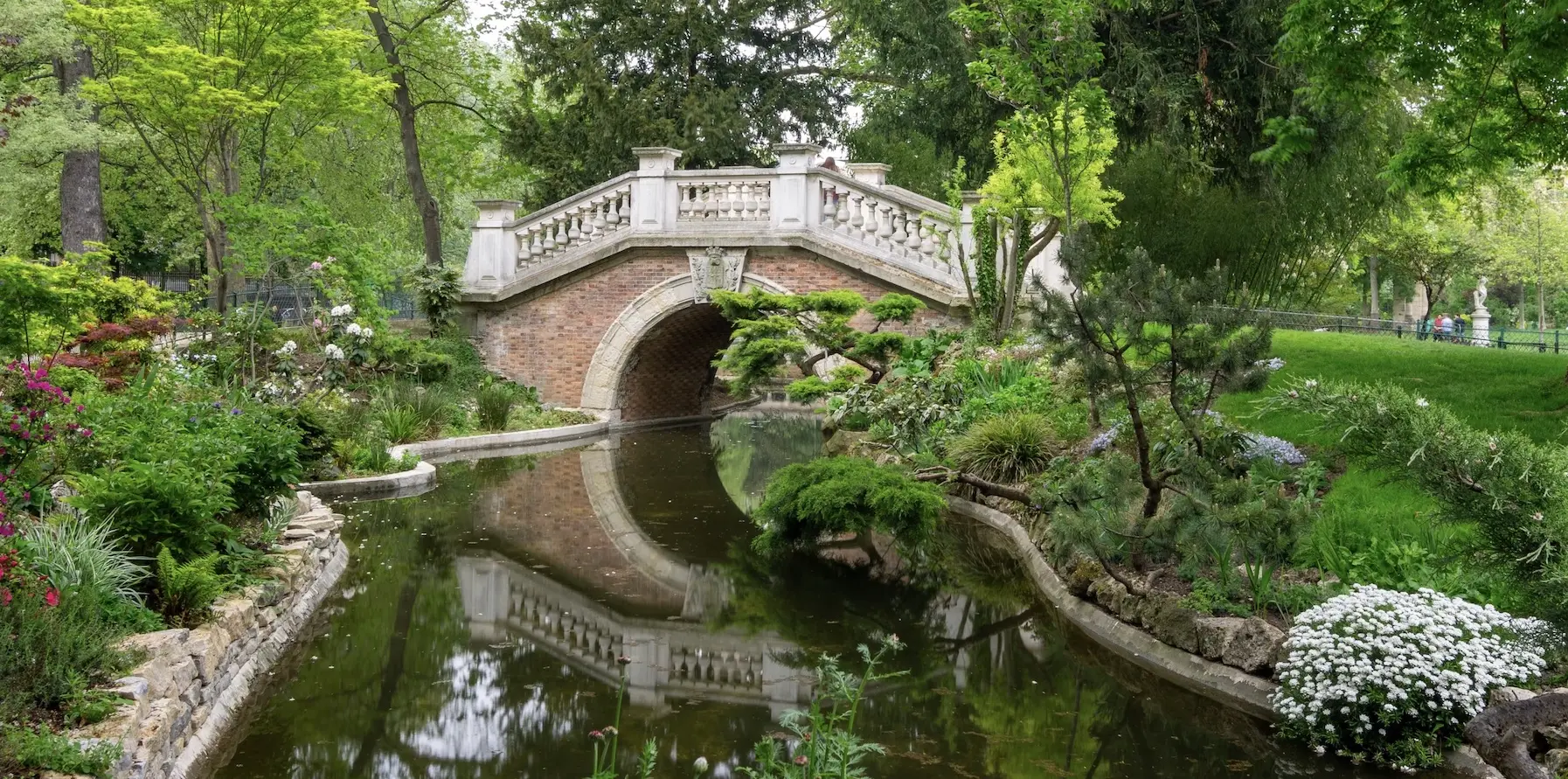 Pont vénitien et paysage pittoresque du Parc Monceau à Paris