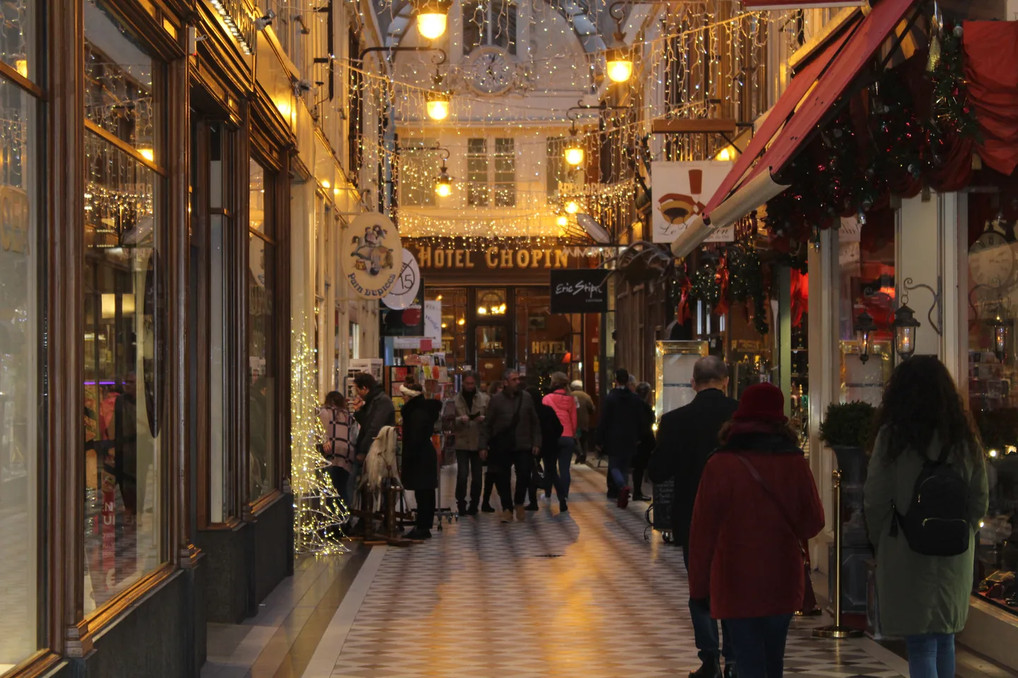 Intérieur du passage Jouffroy à Paris, avec ses boutiques et son dallage