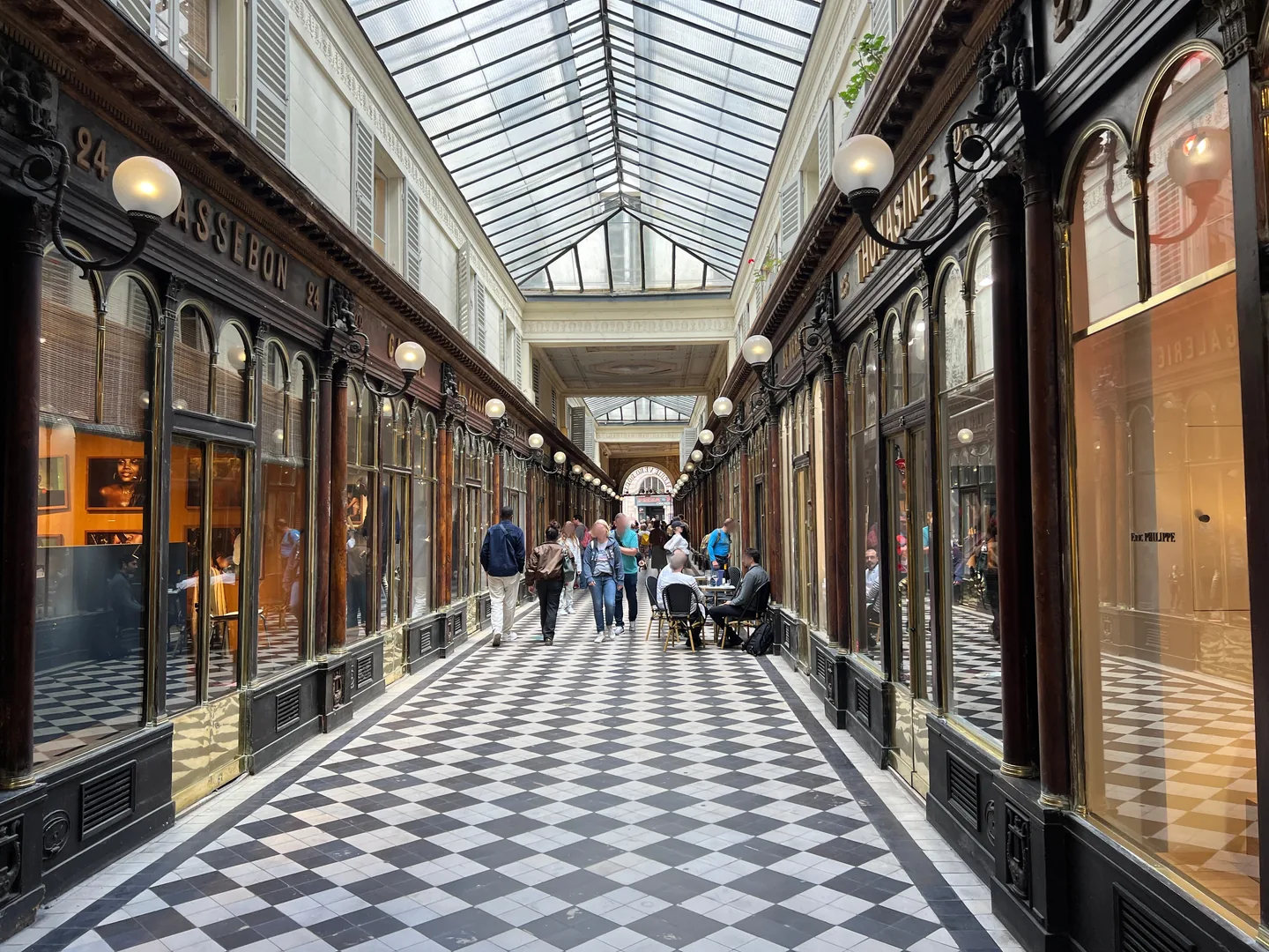 Perspective intérieure et sol noir et blanc de la galerie Véro-Dodat à Paris