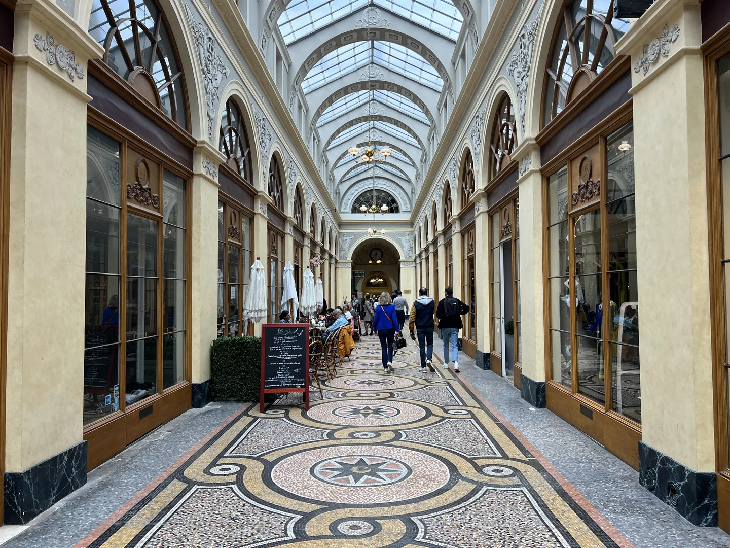 Verrière, mosaïques et perspective intérieure de la galerie Vivienne à Paris