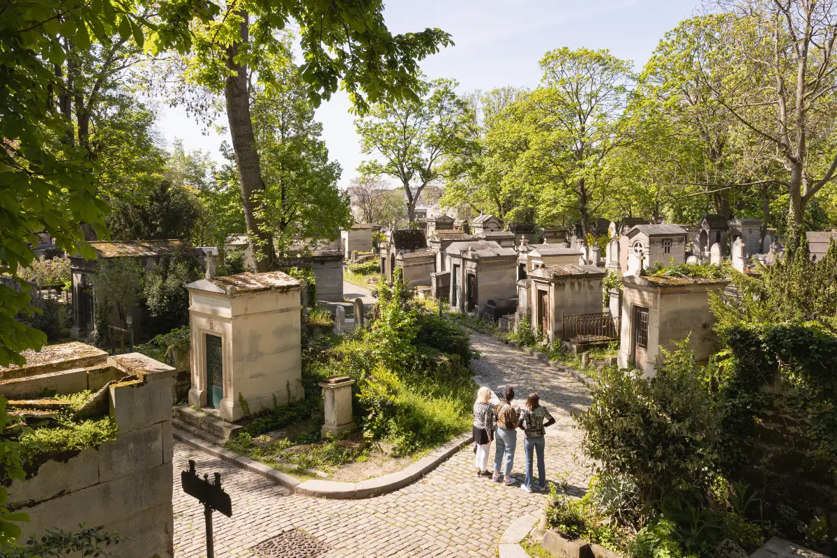 Allée du cimetière du Père-Lachaise lors d’une visite guidée