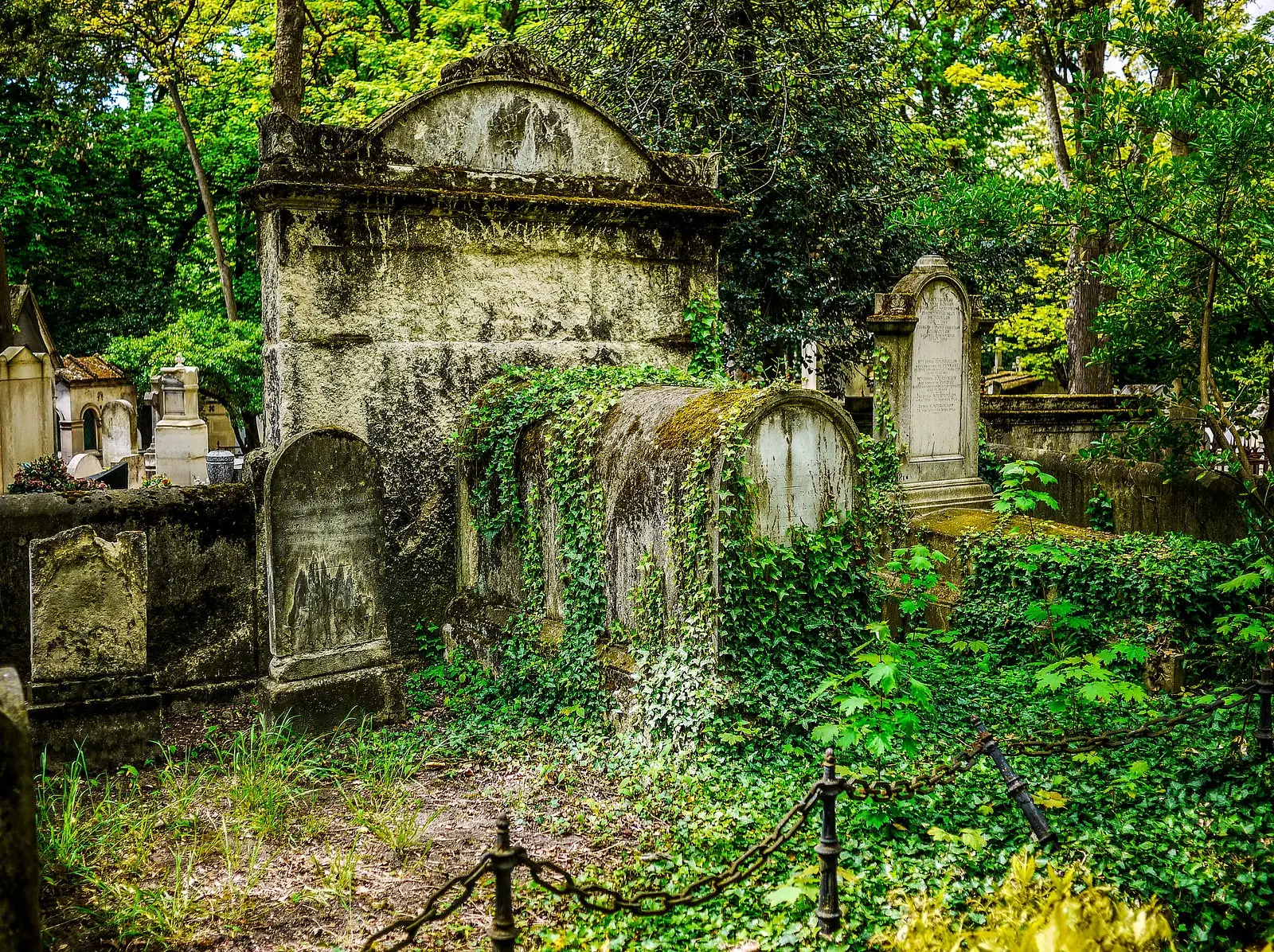 Détail sculpté d’un monument funéraire au Père-Lachaise